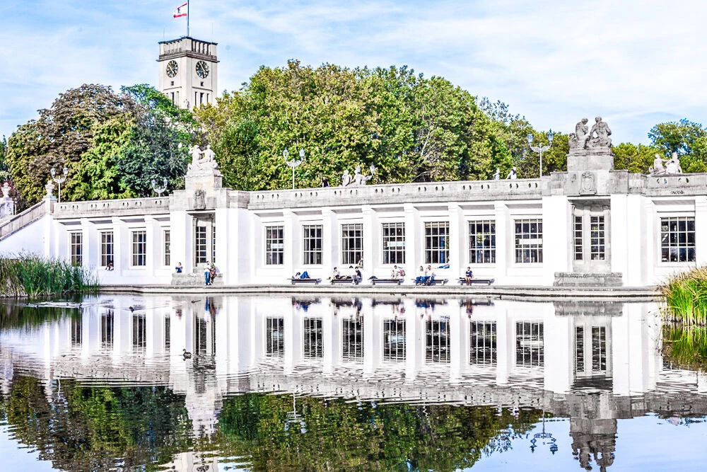 A relaxed spot in Schöneberg’s Volkspark, Laax serves coffee, homemade lemonades, Berlin beer and more from a converted trailer. Enjoy the sun, unwind from the city rush or head into the park for a peaceful stroll.
Laax, Fritz-Elsas-Str. 30,
10825 Berlin-Schöneberg
@laax.berlin